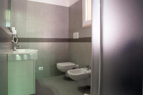 普林托迪斯卡利诺La Residenza del Golfo的一间带卫生间和水槽的浴室