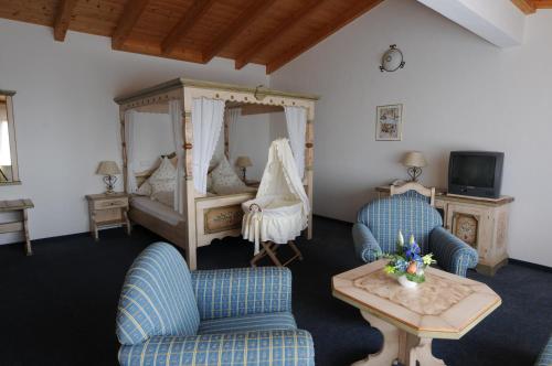 特恩吉恩瓦尔德弗瑞登兰德酒店的一间卧室配有一张床、两把椅子和一张桌子