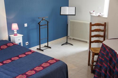 Saint-Mars-la-Jaille阿皮斯特客房旅馆的蓝色客房 - 带两张床和椅子
