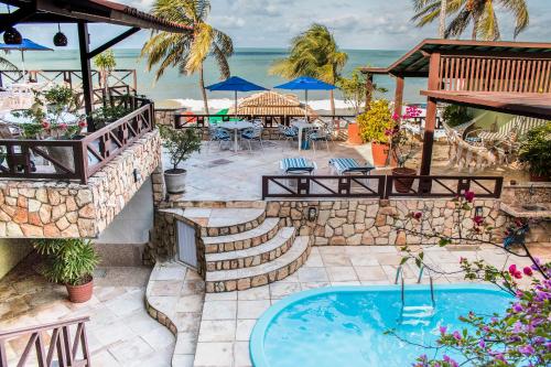 纳塔尔POUSADA TIA LUCY的一个带游泳池和海洋的庭院