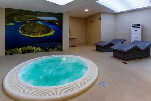 拉斯梅斯塔斯乌尔德斯雷亚勒斯酒店的画室里的一个大型热水浴缸