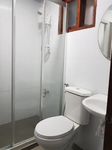 爱妮岛茵戈旅游宾馆的浴室配有卫生间、盥洗盆和淋浴。