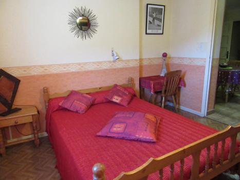 阿戈斯维达洛斯Le Bellevue的一间卧室配有红色的床和枕头
