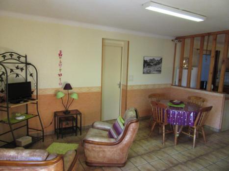 阿戈斯维达洛斯Le Bellevue的带沙发的客厅和用餐室