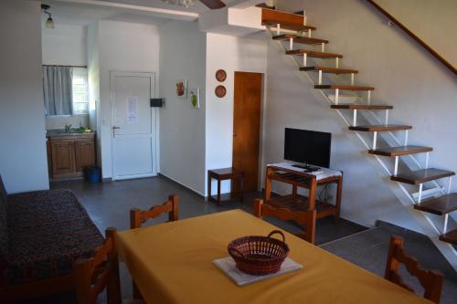 科隆Amancay del Urugua-i的一间带桌子和楼梯的客厅