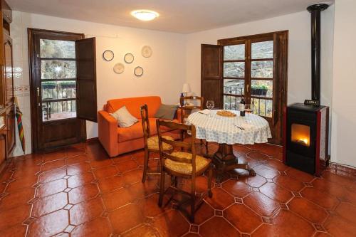 阿尔巴拉辛Apartamento Portal del Agua的客厅配有桌子和沙发