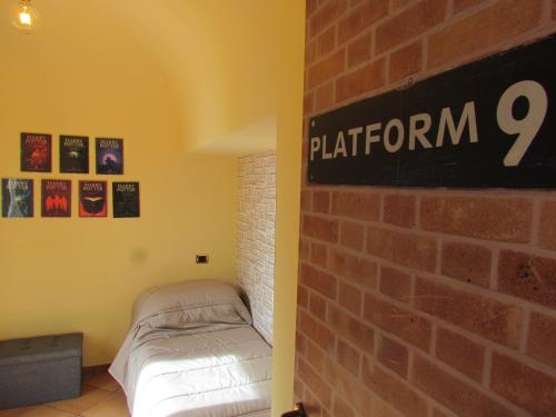 萨莱诺Al Nove e TreQuarti的一间砖墙客房,墙上有标志