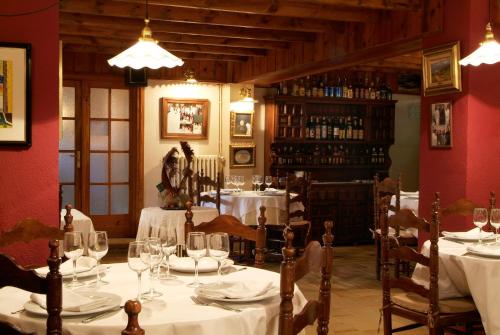 阿尔普塞尔丹亚卡勒乌达尔德航空酒店的用餐室配有白色桌椅和玻璃杯