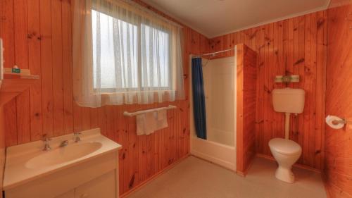 Low Head鲁黑德旅游花园酒店的浴室配有白色水槽和卫生间。