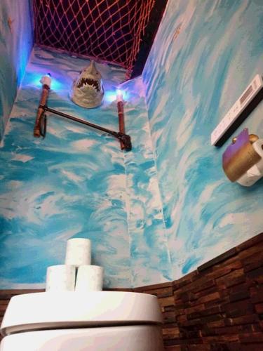 京都宿ya旅馆的浴室设有卫生间和云彩壁画