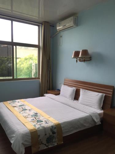 华阴华山国际青年旅舍的一间卧室设有一张床和一个窗口