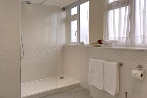 贝斯特韦斯特皇家酒店的一间浴室