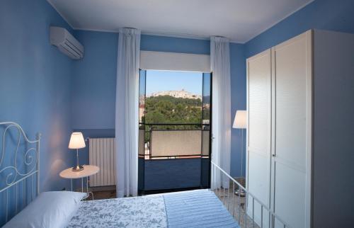 卡尔塔吉罗塞蒂莫西埃洛住宿加早餐旅馆的一间蓝色卧室,配有一张床和一个阳台