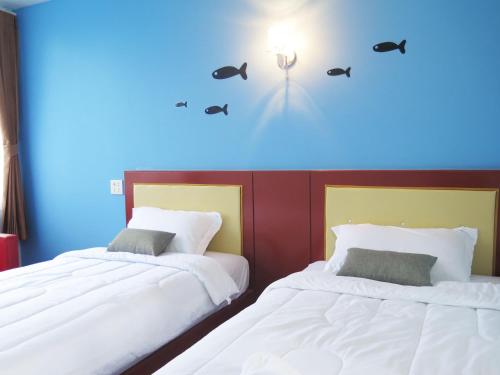 素辇府苏林汝之地旅馆的两张睡床彼此相邻,位于一个房间里