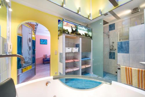 沃尔特湖畔韦尔登司汉膳食公寓酒店的浴室配有浴缸、淋浴和水槽