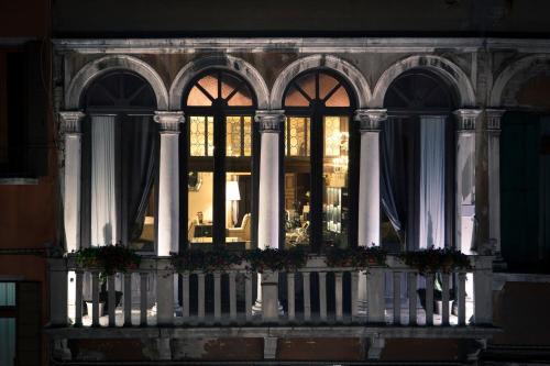 威尼斯阿卡迪亚精品酒店的阳台上的鲜花建筑窗户