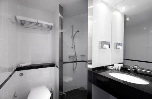 根措夫特金塔夫特酒店的带淋浴、卫生间和盥洗盆的浴室