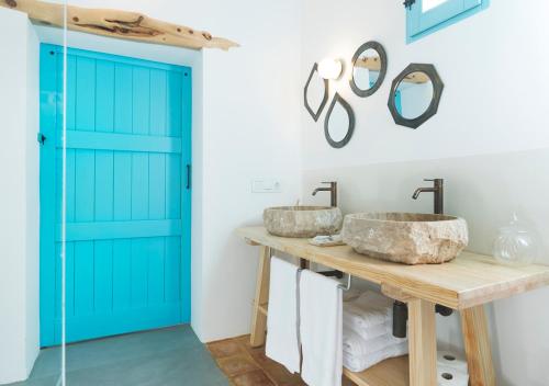瓦伦西亚拉马斯博尼塔公寓的一间带两个水槽和蓝色门的浴室