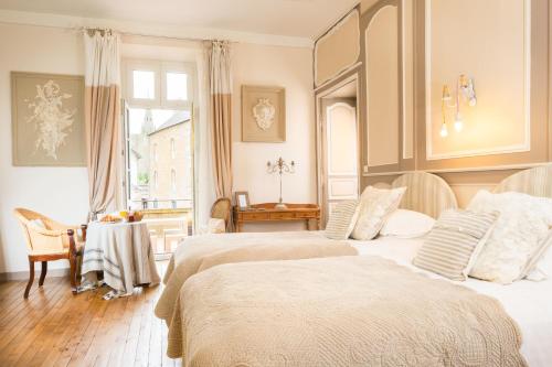 甘冈住宅酒店的一间卧室设有两张床、一张桌子和一个窗口