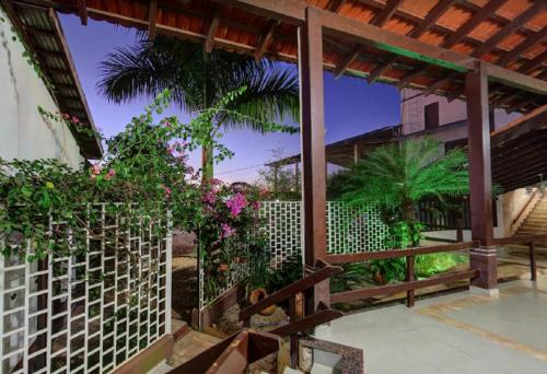 Rolim de MouraEcos Hotel Tourist的庭院设有白色的围栏和一些植物