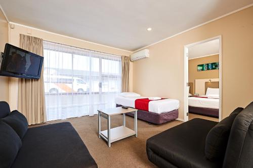 奥克兰奥克兰机场酒店 的酒店客房,设有两张床和一张沙发