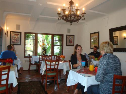 圣巴巴拉老鹰旅馆的一群坐在餐厅桌子上的人