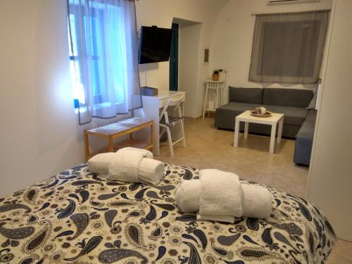 哈尔基岛Casa Bianco e Blu的一间卧室设有一张床和一间客厅。