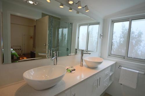 霍巴特穆那中心公寓酒店的一间带两个盥洗盆和大镜子的浴室