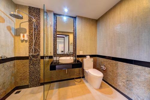 奥南海滩拗喃摄政大酒店的浴室配有卫生间、盥洗盆和淋浴。