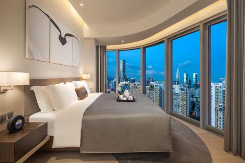 深圳深圳雅诗阁来福士广场服务公寓的一间带一张大床的卧室,享有城市美景