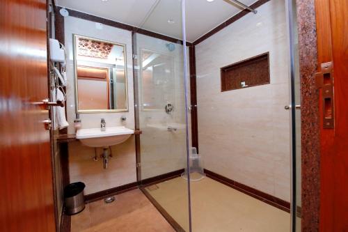 达文盖雷Southern Star,Davangere的一间带玻璃淋浴和水槽的浴室