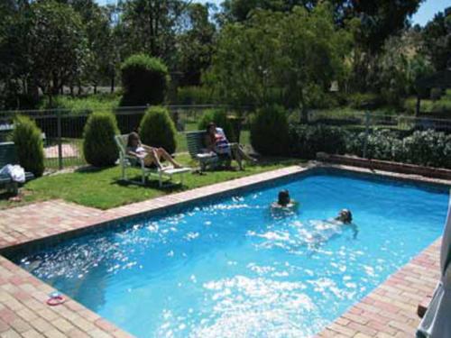 吉朗沃恩瓦尔贵族酒店的一群人在游泳池游泳