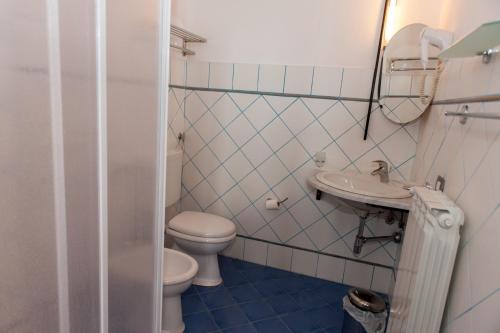 Collesano卡萨塔巴拉尼农家乐的一间带卫生间和水槽的浴室
