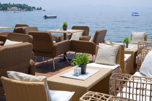 卡拉内拉米纳尔斯佳度假酒店的水边甲板上的一排桌椅