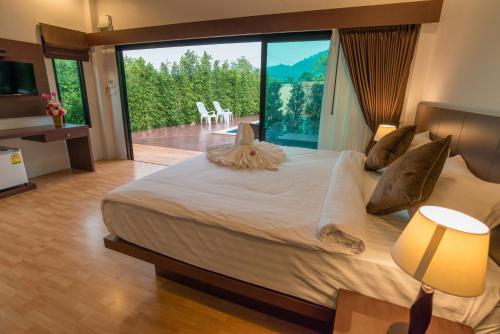 奥南海滩奥南格洛里度假村的一间卧室设有一张大床和大窗户