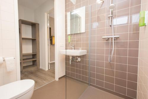 雷斯登兰歌德艾斯维酒店的带淋浴、盥洗盆和卫生间的浴室