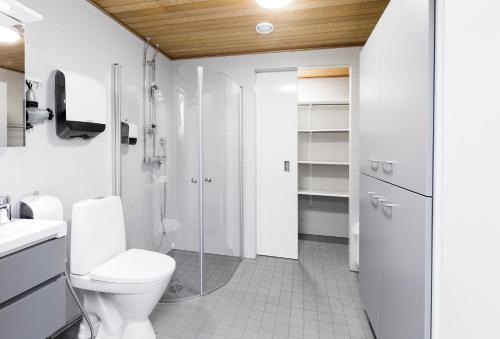 沃卡蒂Vuokatti Sport Resort的白色的浴室设有卫生间和淋浴。