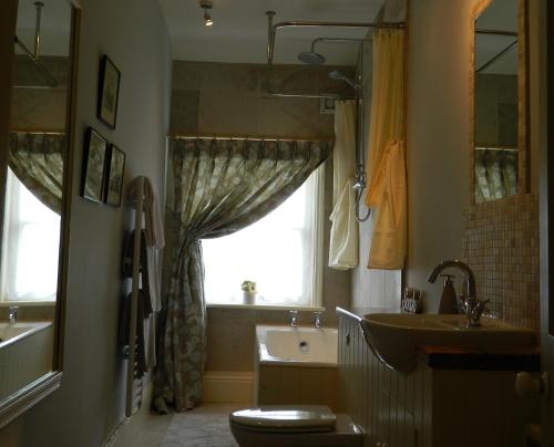 里彭Riverview Apartment的一间带水槽和卫生间的浴室以及窗户。
