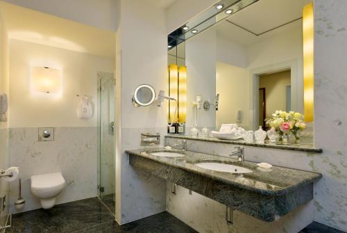 汉堡雅各布路易斯酒店的一间带水槽、卫生间和镜子的浴室