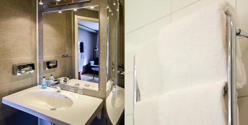谢莱夫特奥Aurum Hotel的一间带水槽和镜子的浴室