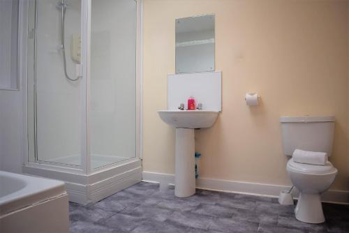 利文斯顿Kelpies Serviced Apartments Callum- 3 Bedrooms- Sleeps 6的浴室配有卫生间、盥洗盆和淋浴。