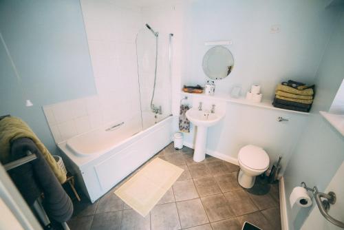 贝尔法斯特City centre penthouse apartment的带浴缸水槽和卫生间的浴室