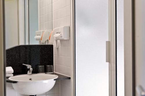 萨勒河畔哈雷温德姆哈雷TRYP酒店的一间带水槽和镜子的浴室