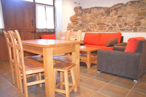 CaunedoCasa Peñavera-Somiedo的客厅配有桌子和沙发