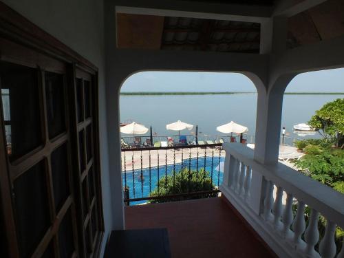济金绍尔卡迪安多玛泽酒店的享有游泳池景致的阳台