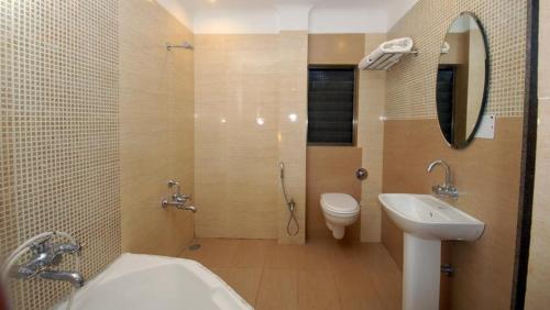 舍地Sai Palace Budget Hotel的一间带水槽、卫生间和镜子的浴室