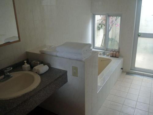 石垣岛野底海滩乡村酒店的带浴缸、水槽和浴缸的浴室