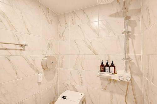 蔚山蔚山酒店109 的浴室的架子上摆放着三瓶葡萄酒