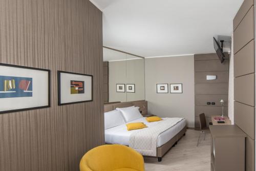 马尔彭萨卡达诺酒店客房内的一张或多张床位