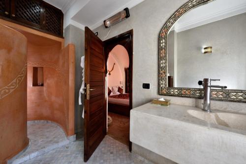 马拉喀什阿莫尼特Spa庭院旅馆的一间带大镜子和盥洗盆的浴室